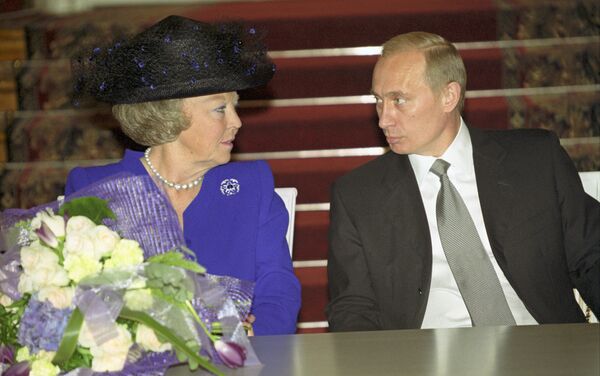 President Putin and Queen Beatrix of the Netherlands, June 2001. - Sputnik International
