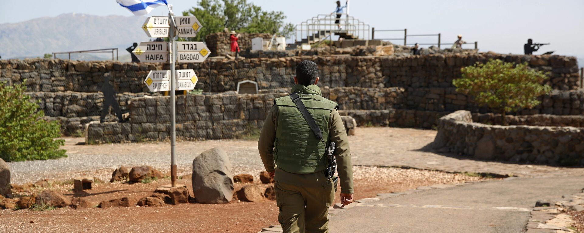 An Israeli soldier walks in an old military outpost, used for visitors to view the Israeli controlled Golan Heights, near the border with Syria, Thursday, May 10, 2018 - Sputnik International, 1920, 09.12.2024