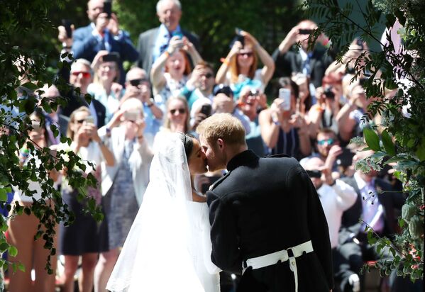 Britain's Prince Harry kisses his wife Meghan after wedding ceremony - Sputnik International