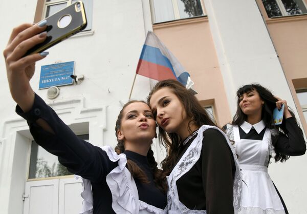 Students posing for a selfie during their graduation celebration - Sputnik International
