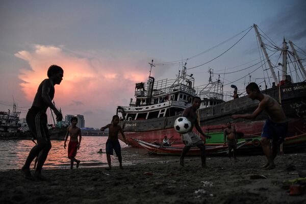Children play soccer by the Yangon River in Myanmar - Sputnik International