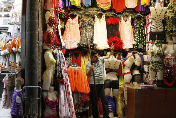 Street vendor selling ladies underwear in Damascus - Sputnik International