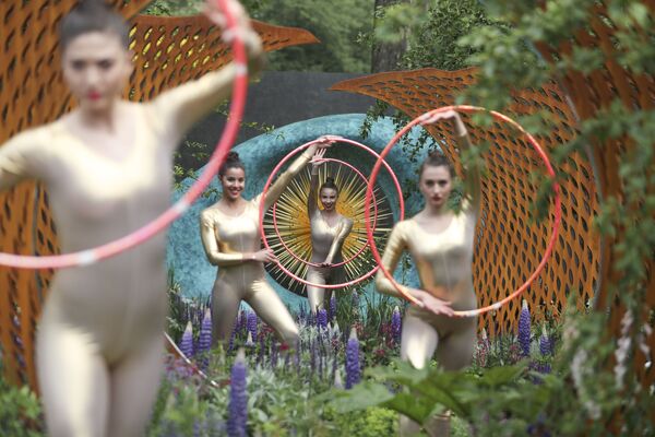 Dancers at Chelsea flower show in London - Sputnik International