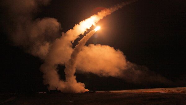 Night launch of S-400 Triumf missiles from an anti-aircraft weapon system at Ashuluk proving grounds during an Aerospace Defence Forces tactical drill - Sputnik International