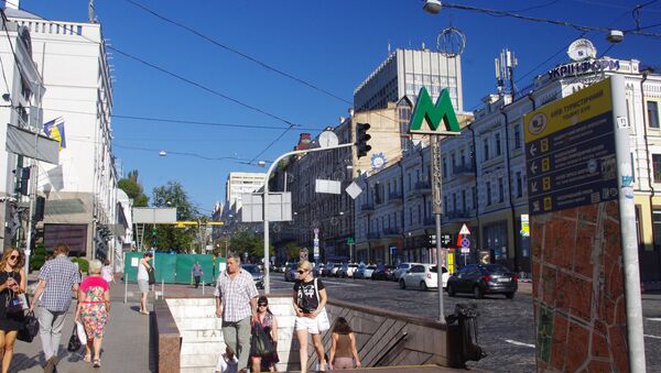 People outside Teatralna metro station in Kiev - Sputnik International