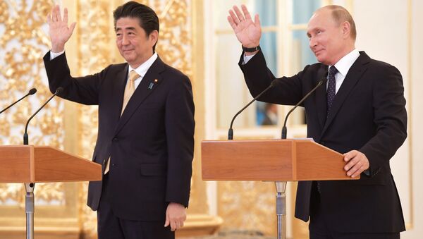 Russian President Vladimir Putin with Japanese Prime Minister Shinzo Abe - Sputnik International