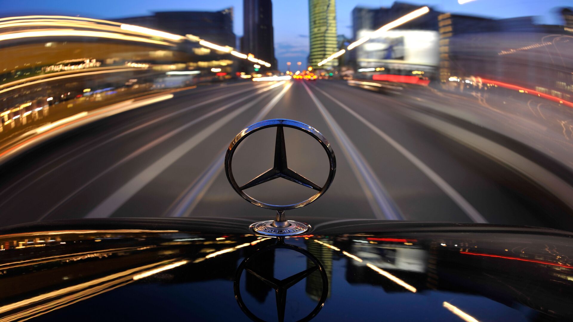 The star emblem on the hood of a driving Mercedes-Benz is seen near Potsdam Square, Potsdamer Platz, in Berlin - Sputnik International, 1920, 11.02.2022