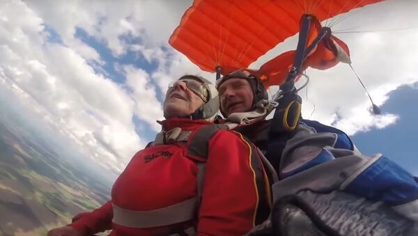Paralysed 71 y.o. Granny Goes Skydiving in Ukraine - Sputnik International