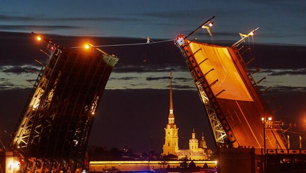 Tightrope walker performing within the frawework of SPIEF celebrations held by St. Petersburg Governor - Sputnik International
