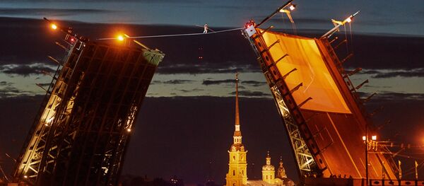 Tightrope walker performing within the frawework of SPIEF celebrations held by St. Petersburg Governor - Sputnik International
