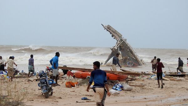 People search among the wreckage of a boat destroyed by Cyclone Mekunu in Socotra Island, Yemen, May 25, 2018 - Sputnik International