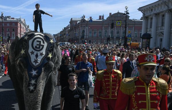 St. Petersburg Celebrates City Day: Drummers, Bicycles and an Elephant Parade - Sputnik International