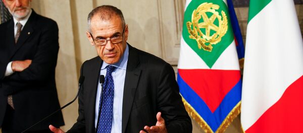 Former senior International Monetary Fund (IMF) official Carlo Cottarelli speaks to the media after a meeting with Italy's President Sergio Mattarella at the Quirinal Palace in Rome, Italy, May 28, 2018 - Sputnik International