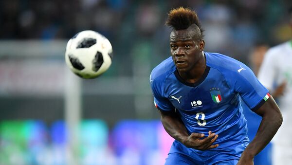 Italy's forward Mario Balotelli eyes the ball during the international friendly football match between Italy and Saudi Arabia at Kybunpark stadium in St. Gallen on May 28, 2018 - Sputnik International
