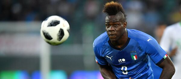 Italy's forward Mario Balotelli eyes the ball during the international friendly football match between Italy and Saudi Arabia at Kybunpark stadium in St. Gallen on May 28, 2018 - Sputnik International