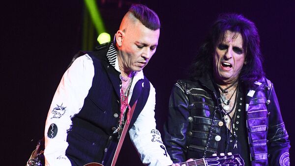 Actor Johnny Depp, left, and American rock musician Alice Cooper during a performance at the Olimpiysky sports complex. - Sputnik International
