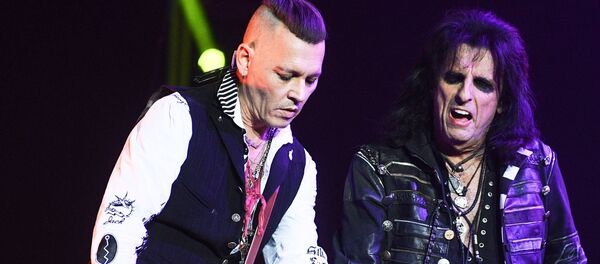 Actor Johnny Depp, left, and American rock musician Alice Cooper during a performance at the Olimpiysky sports complex - Sputnik International