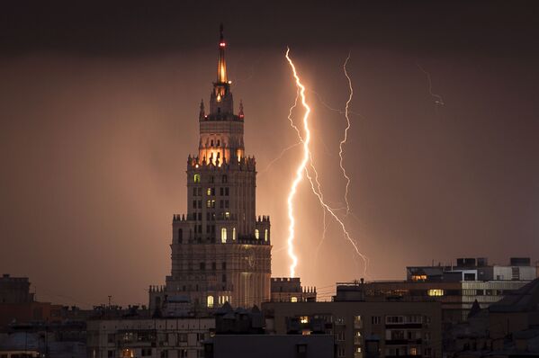 Lightning Bolt Striking Stalin-Era Skyscraper in Moscow - Sputnik International