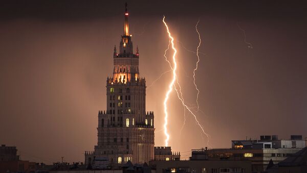 Lightning Bolt Striking Stalin-Era Skyscraper in Moscow - Sputnik International