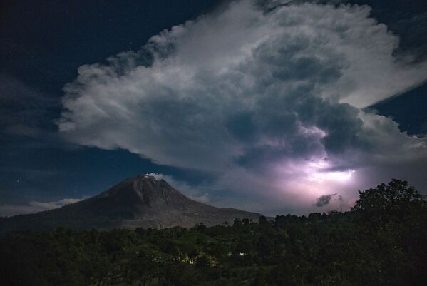 Flashes Over Sinabung volcano in Karo, Indonesia - Sputnik International