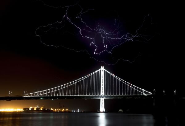 Lightning Forks Over Bridge in San Francisco - Sputnik International