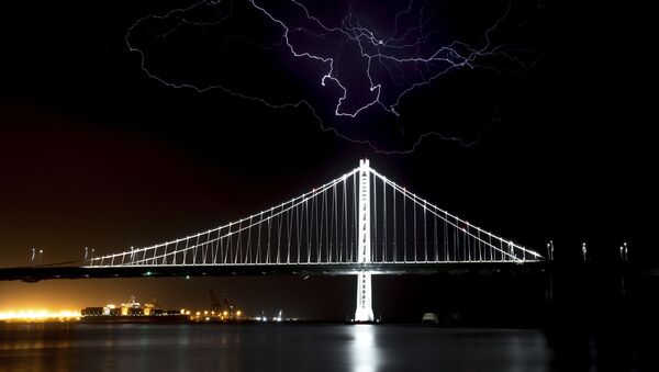 Разряды молнии над мостом Бэй Бридж в Сан-Франциско, США - Sputnik International