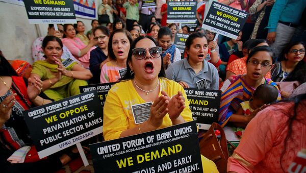 Bank employees shout slogans and carry placards during a protest, as part of a 48-hour long strike, in Chandigarh, India, May 30, 2018 - Sputnik International