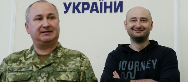 Russian journalist Arkady Babchenko (C), who was reported murdered in the Ukrainian capital on May 29, Ukrainian Prosecutor General Yuriy Lutsenko (R) and head of the state security service (SBU) Vasily Gritsak attend a news briefing in Kiev, Ukraine May 30, 2018. Russian journalist Arkady Babchenko (C), who was reported murdered in the Ukrainian capital on May 29, Ukrainian Prosecutor General Yuriy Lutsenko (R) and head of the state security service (SBU) Vasily Gritsak attend a news briefing in Kiev, Ukraine May 30, 2018. - Sputnik International