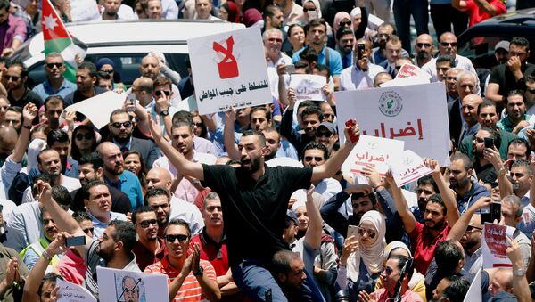 Jordanian people and associations chant slogans during a strike against the new income tax law, in Amman, Jordan May 30, 2018 - Sputnik International