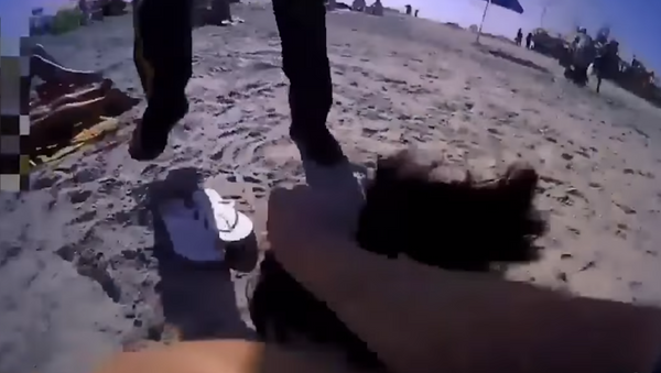 New Jersey's Wildwood Police Department releases body cam footage showing the violent arrest of 20-year-old Emily Weinman. - Sputnik International