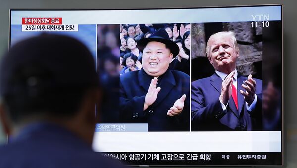 A man watches a TV screen showing file footage of U.S. President Donald Trump, right, and North Korean leader Kim Jong Un, left, during a news program at the Seoul Railway Station in Seoul, South Korea, Wednesday, May 23, 2018 - Sputnik International