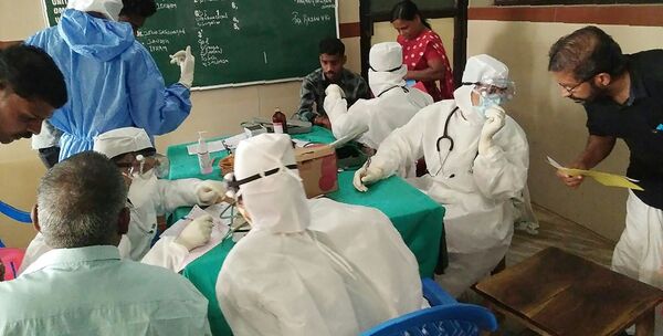 Medical personnel wearing protective suits check patients at the Medical College hospital in Kozhikode on May 21, 2018 Medical personnel wearing protective suits check patients at the Medical College hospital in Kozhikode on May 21, 2018 - Sputnik International