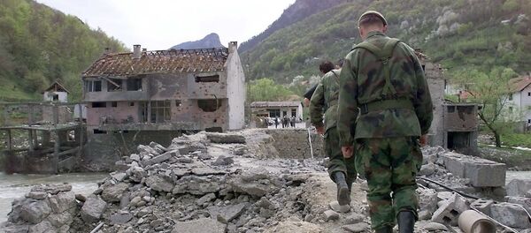 Yugoslav soldiers walk on Murino bridge alledgedly damaged by NATO air strikes, some 130 km from Podgorica, May 2, 1999 - Sputnik International