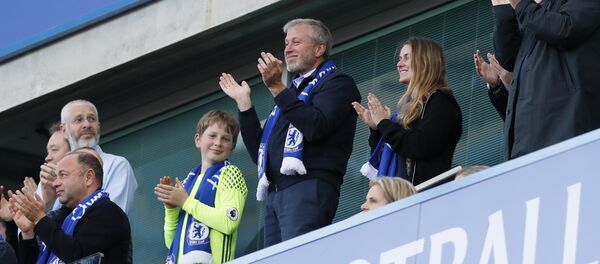 Chelsea FC owner Roman Abramovich, center, applauds at the end of the English Premier League last round soccer match between Chelsea and Sunderland at Stamford Bridge stadium in London, Sunday, May 21, 2017 Chelsea FC owner Roman Abramovich, center, applauds at the end of the English Premier League last round soccer match between Chelsea and Sunderland at Stamford Bridge stadium in London, Sunday, May 21, 2017 - Sputnik International