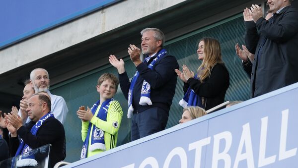 Chelsea FC owner Roman Abramovich, center, applauds at the end of the English Premier League last round soccer match between Chelsea and Sunderland at Stamford Bridge stadium in London, Sunday, May 21, 2017 - Sputnik International