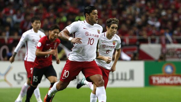In this Oct. 18, 2017 photo, Shanghai SIPG's Hulk, center, controls the ball, with Oscar, right, both of Brazil in the second leg of their Asian Champions League soccer semifinal against Urawa Reds in Saitama - Sputnik International