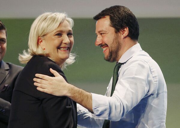 French National Front president Marine Le Pen, left, hugs Italy's Northern League leader Matteo Salvini during the Europe of Nations and Freedom movement meeting in Milan, Italy, Thursday, Jan. 28, 2016 - Sputnik International