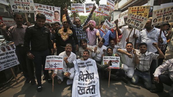 Protestors shout slogans against the recent Walmart-Flipkart deal in New Delhi, India, Saturday, May 12, 2018 - Sputnik International