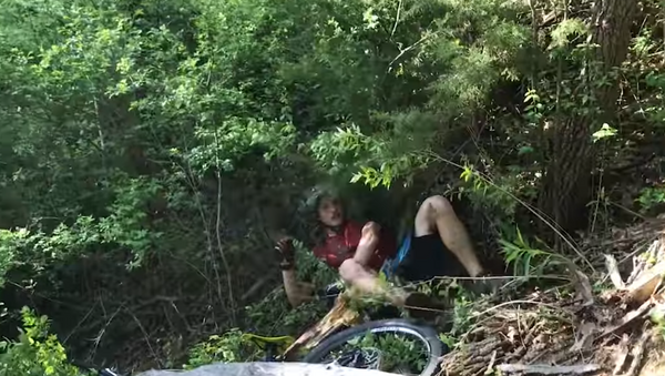 Tree Falls on BMX Biker After He Crashes Into It - Sputnik International