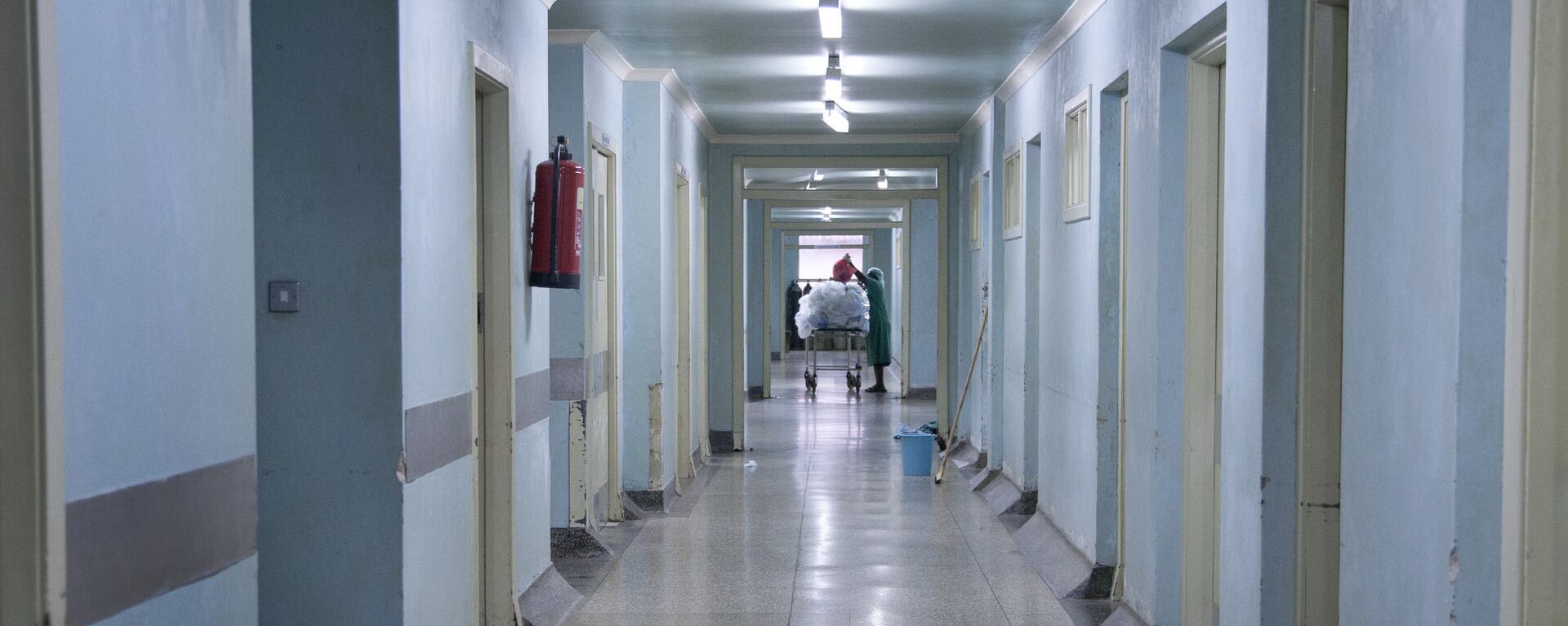 This photo taken Wednesday, Aug. 20, 2014 shows the rundown corridors of the general operating wing at the Mulago National Referral Hospital in Kampala, Uganda. - Sputnik International, 1920, 30.06.2021