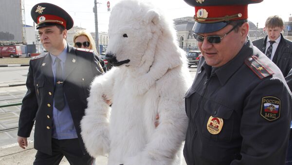 Police officers arrests a polar bear (File) - Sputnik International