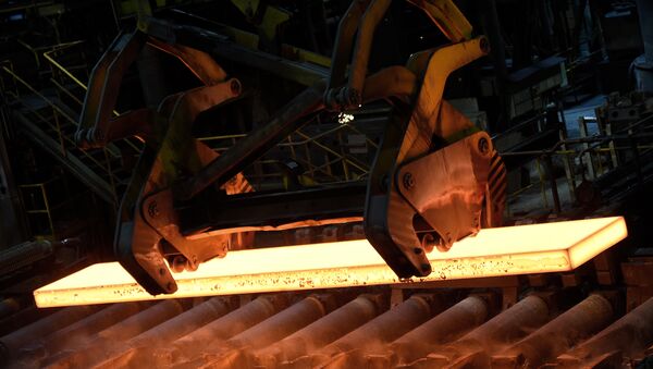 Steel is moved by a steel-worker in a mill at the plant of German steel company Salzgitter AG in Salzgitter, Lower Saxony on March 3, 2016 - Sputnik International