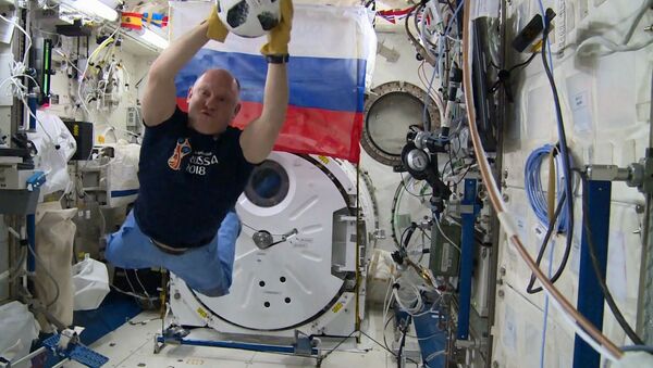 The Roskosmos astronaut  Oleg Artemyev holds a soccer training on the International Space Station - Sputnik International