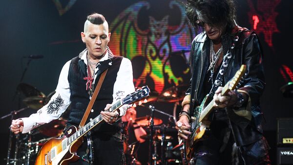 Actor Johnny Depp, left, and Joe Perry, a guitarist of the American rock band Aerosmith, during a performance at the Olimpiysky sports complex - Sputnik International