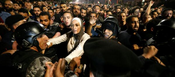 Demonstrators clash with riot police during a protest in Amman, Jordan, June 2, 2018 - Sputnik International
