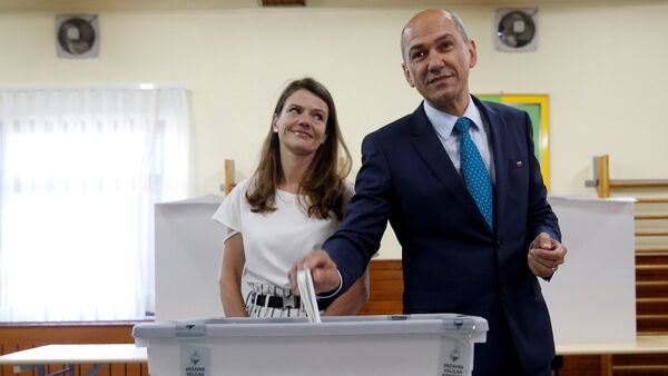 Janez Jansa, leader of the Social Democratic Party (SDS), and his wife Urska cast their votes at a polling station during the general election in Velenje, Slovenia, June 3, 2018. - Sputnik International