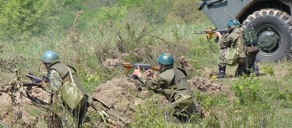 Romanian troops next to a TAB-77 APC during a military exercise of the 191st Infantry Battalion - Sputnik International