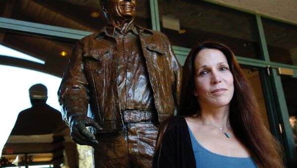 Patti Davis, daughter of late U.S. president Ronald Reagan, poses near artist Glenna Goodacre's sculpture of her father at the Ronald Reagan Presidential Library in Simi Valley, Calif., Nov. 20, 2004 - Sputnik International