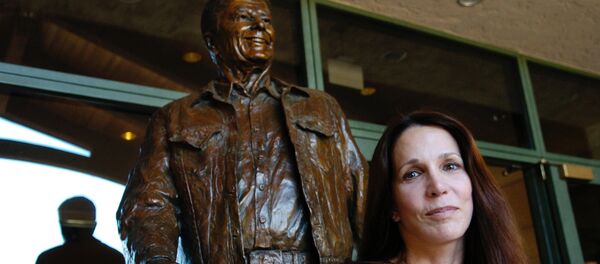 Patti Davis, daughter of late U.S. president Ronald Reagan, poses near artist Glenna Goodacre's sculpture of her father at the Ronald Reagan Presidential Library in Simi Valley, Calif., Nov. 20, 2004 Patti Davis, daughter of late U.S. president Ronald Reagan, poses near artist Glenna Goodacre's sculpture of her father at the Ronald Reagan Presidential Library in Simi Valley, Calif., Nov. 20, 2004 - Sputnik International