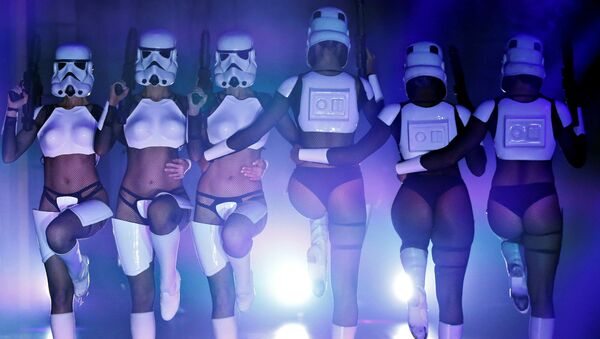 'The Empire Strips Back' at Star Wars Burlesque Parody - Sputnik International